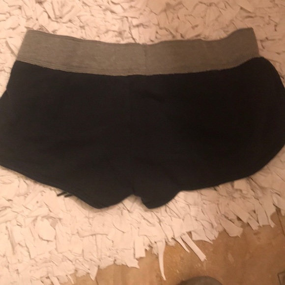 Hollister comfy shorts - Picture 2 of 3